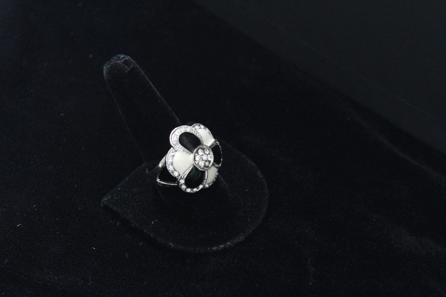 Women Black & White Flower Petal Ring