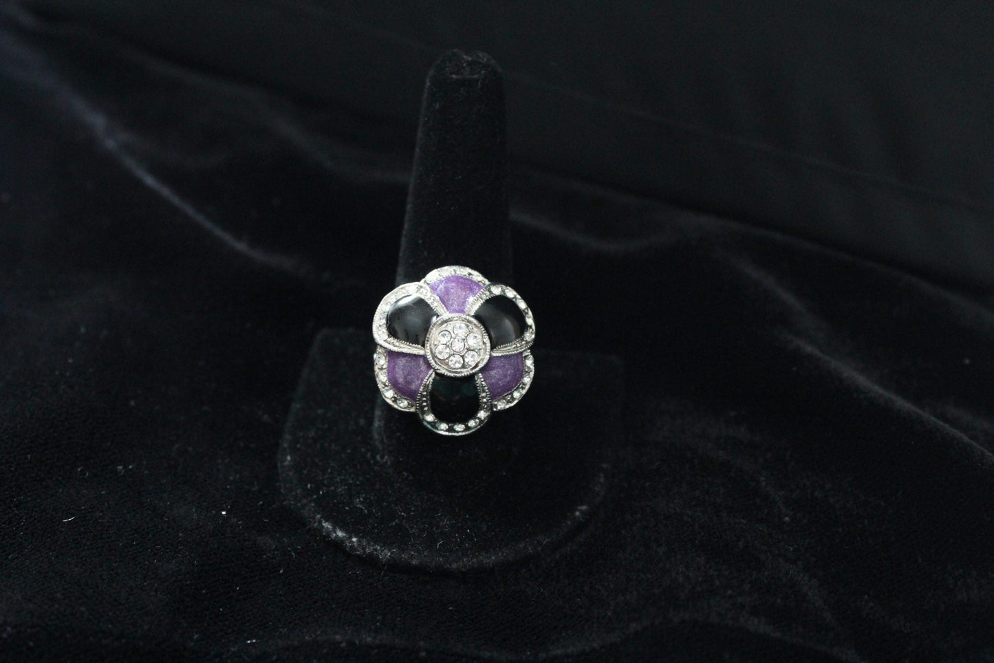 Women Black & White Flower Petal Ring