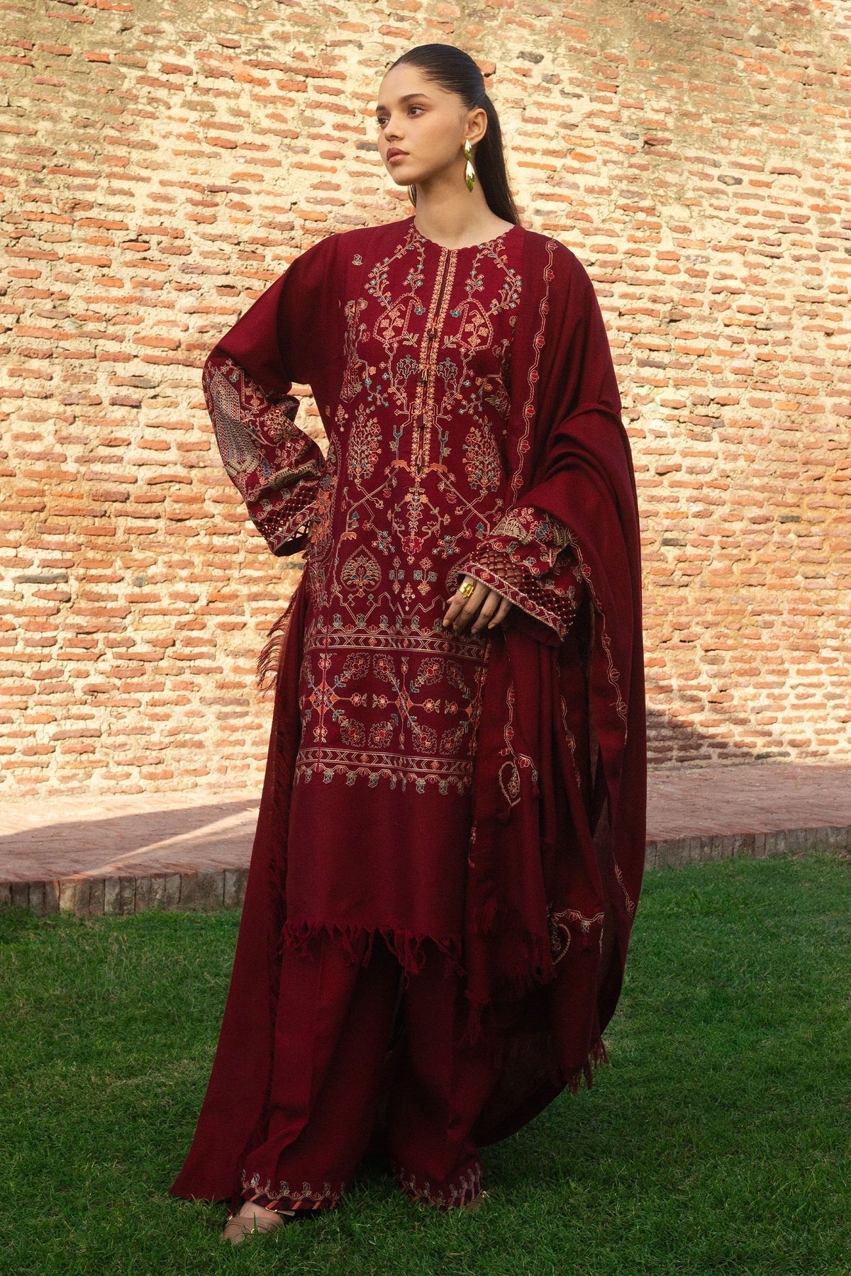 ZARA SHAHJAHAN  - RAHA-D8