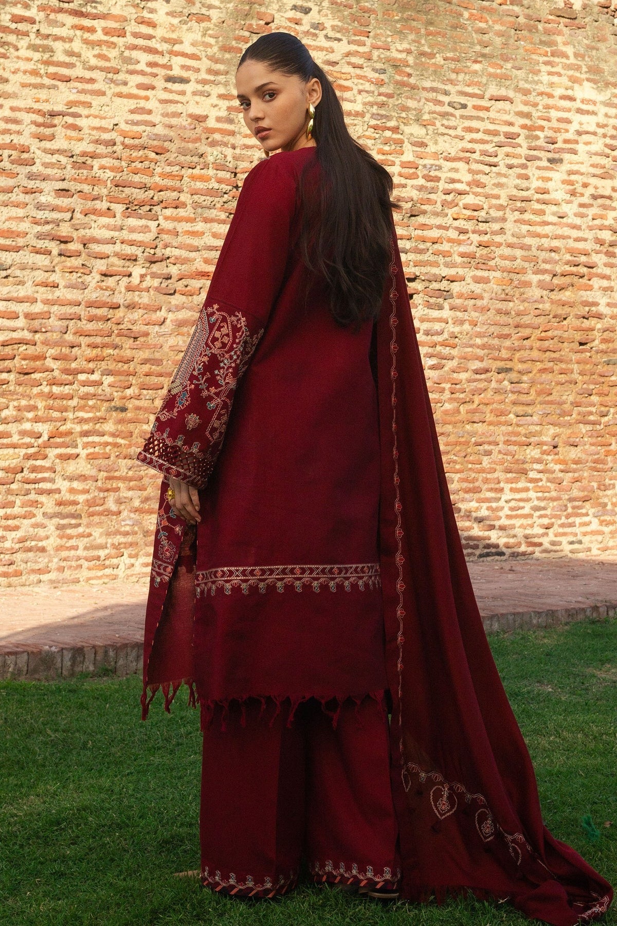 ZARA SHAHJAHAN  - RAHA-D8